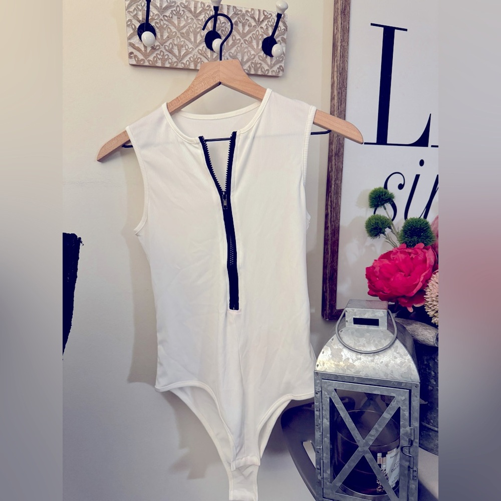 SHEIN Short sleeve zipper bodysuit Top 🌸